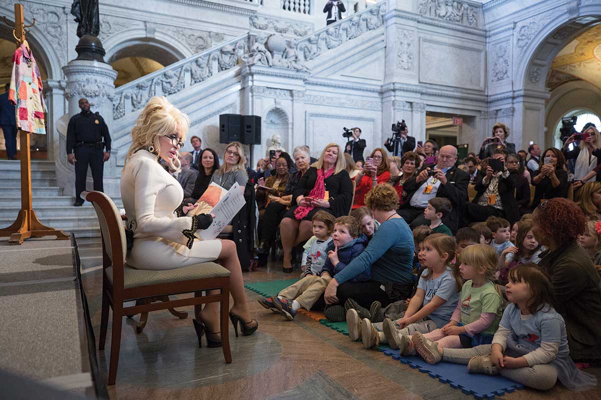 Dolly reads to large group of children